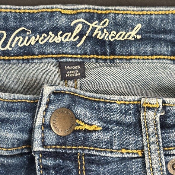 Universal Threads Cut off shorts. Size 14/32R. Stretchy material. - Picture 4 of 9